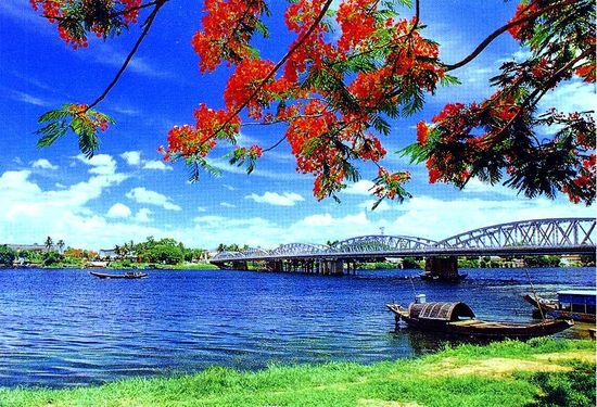 HUẾ MỘNG MƠ BLUE HOLIDAY TOURIST