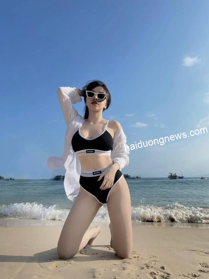 Ảnh Gái Xinh mặc bikini khoe dáng bãi biển