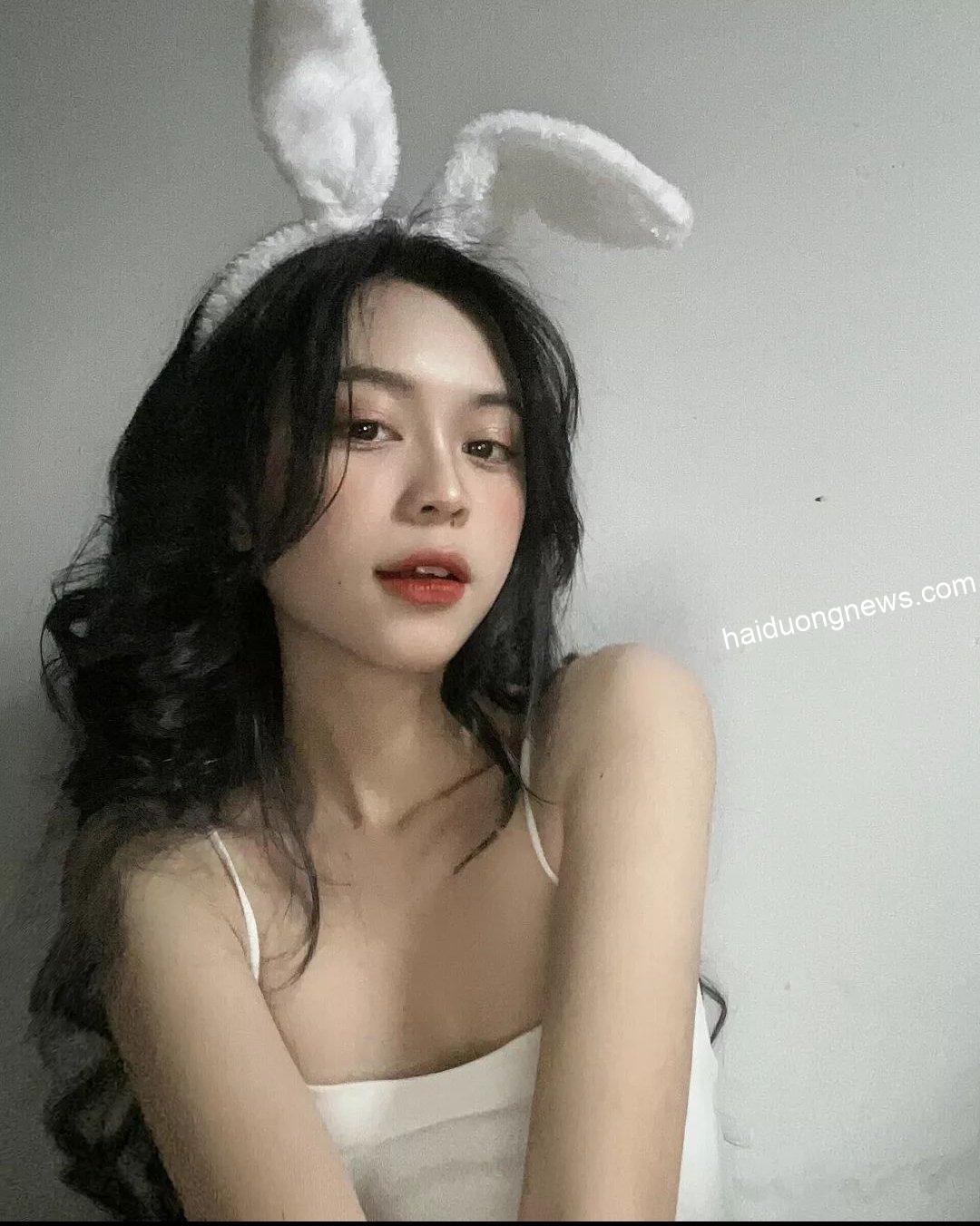 Ảnh gái xinh thương mại cosplay thỏ trắng