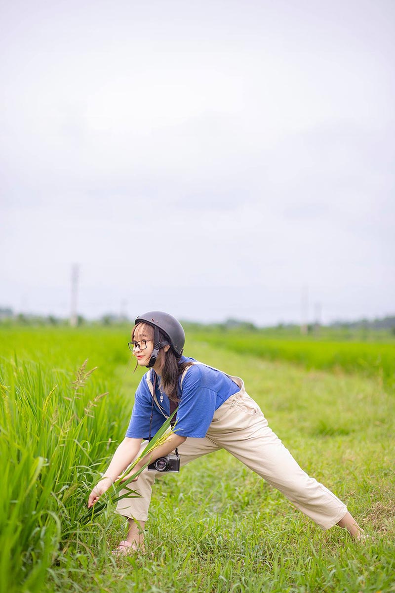 Ảnh gái xinh tóc dài đeo kính nghịch ngợm