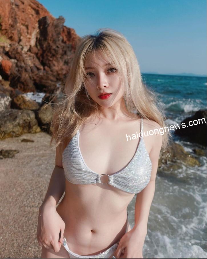 Ảnh Linh ChiChan mặc bikini lộ vòng 1 cực khủng