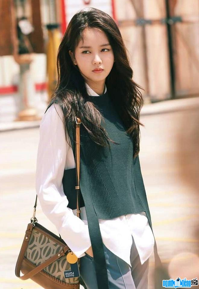 Nữ diễn viên Kim So Hyun năng động và trẻ trung