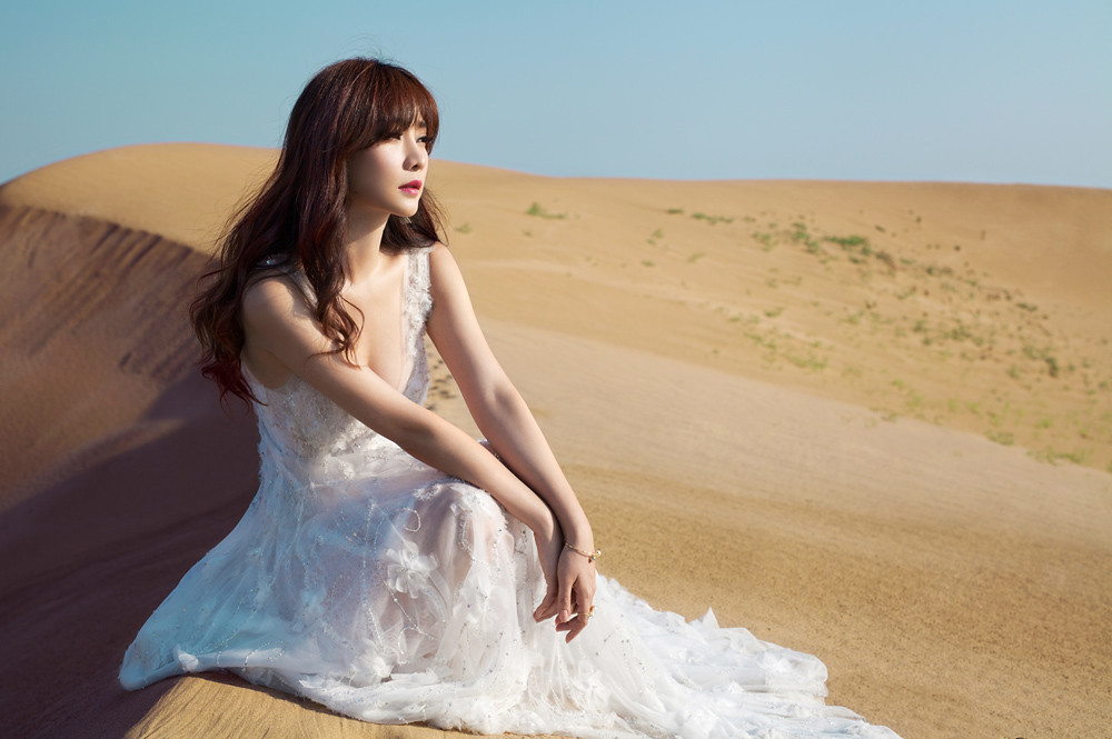 Gallery - Chinese beautiful model Liu Yan with Sexy White Dress on Desert Photo - P10