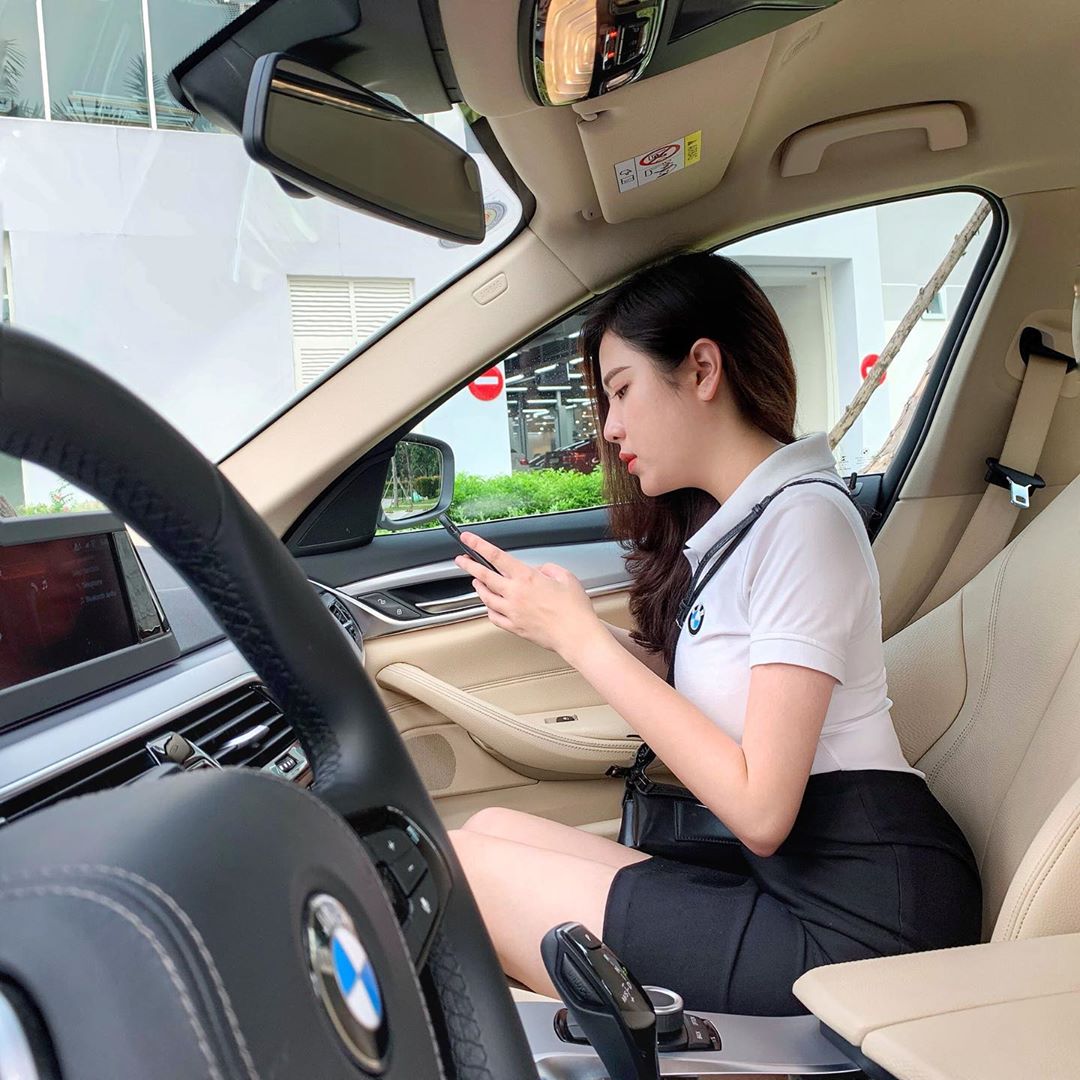 Hãy lái thử ngay hôm nay! Doanh nghiệp chân dài của BMW có "túi khí mềm màu trắng" của riêng mình để đi cùng với chuyến đi thử nghiệm. Đường cong tràn lan thậm chí còn tốt hơn so với chiếc xe mới! 4