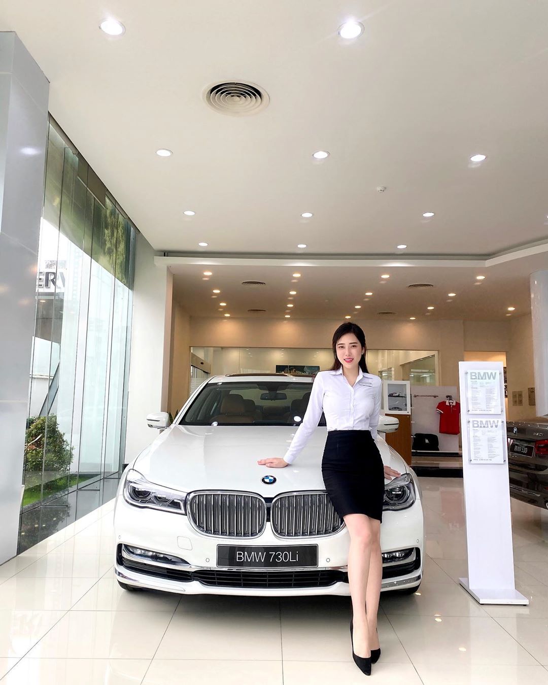 Hãy lái thử ngay hôm nay! Doanh nghiệp chân dài của BMW có "túi khí mềm màu trắng" của riêng mình để đi cùng với chuyến đi thử nghiệm. Đường cong tràn lan thậm chí còn tốt hơn so với chiếc xe mới! 5