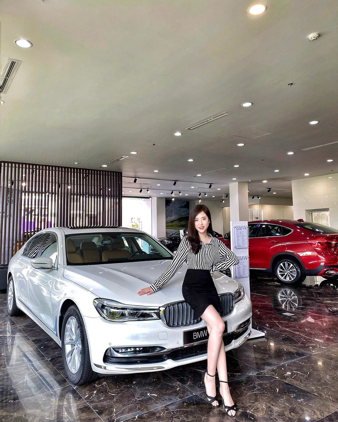 Hãy lái thử ngay hôm nay! Doanh nghiệp chân dài của BMW có "túi khí mềm màu trắng" của riêng mình để đi cùng với chuyến đi thử nghiệm. Đường cong tràn lan thậm chí còn tốt hơn so với chiếc xe mới! 14