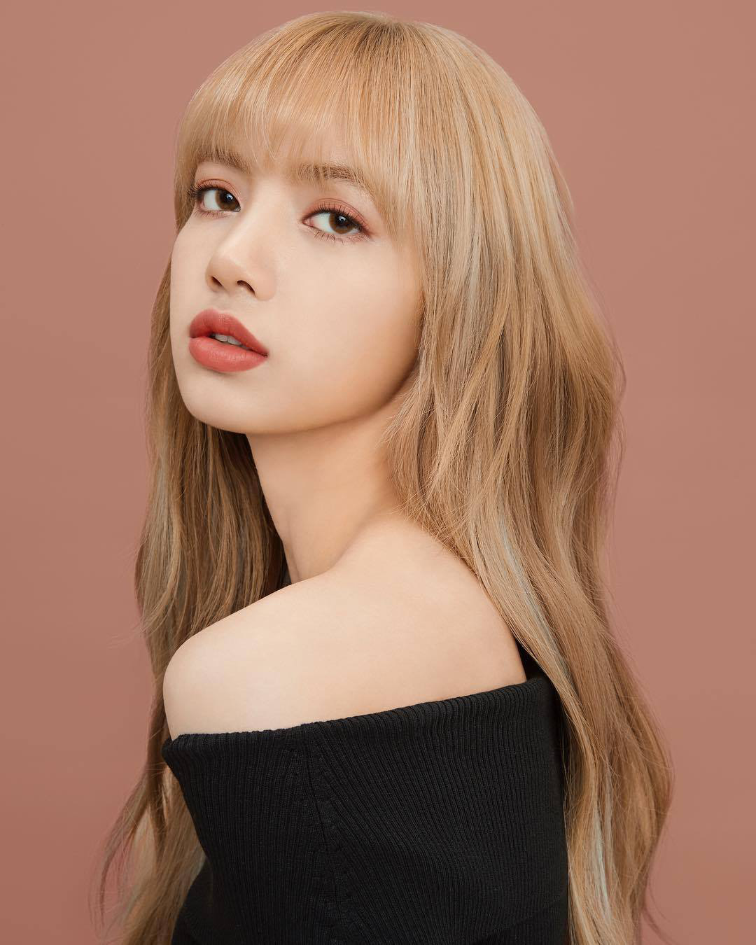 Vẻ đẹp của Lisa (Blackpink) - mỹ nhân 3 năm liên tiếp được chọn là ngôi sao đẹp nhất châu Á