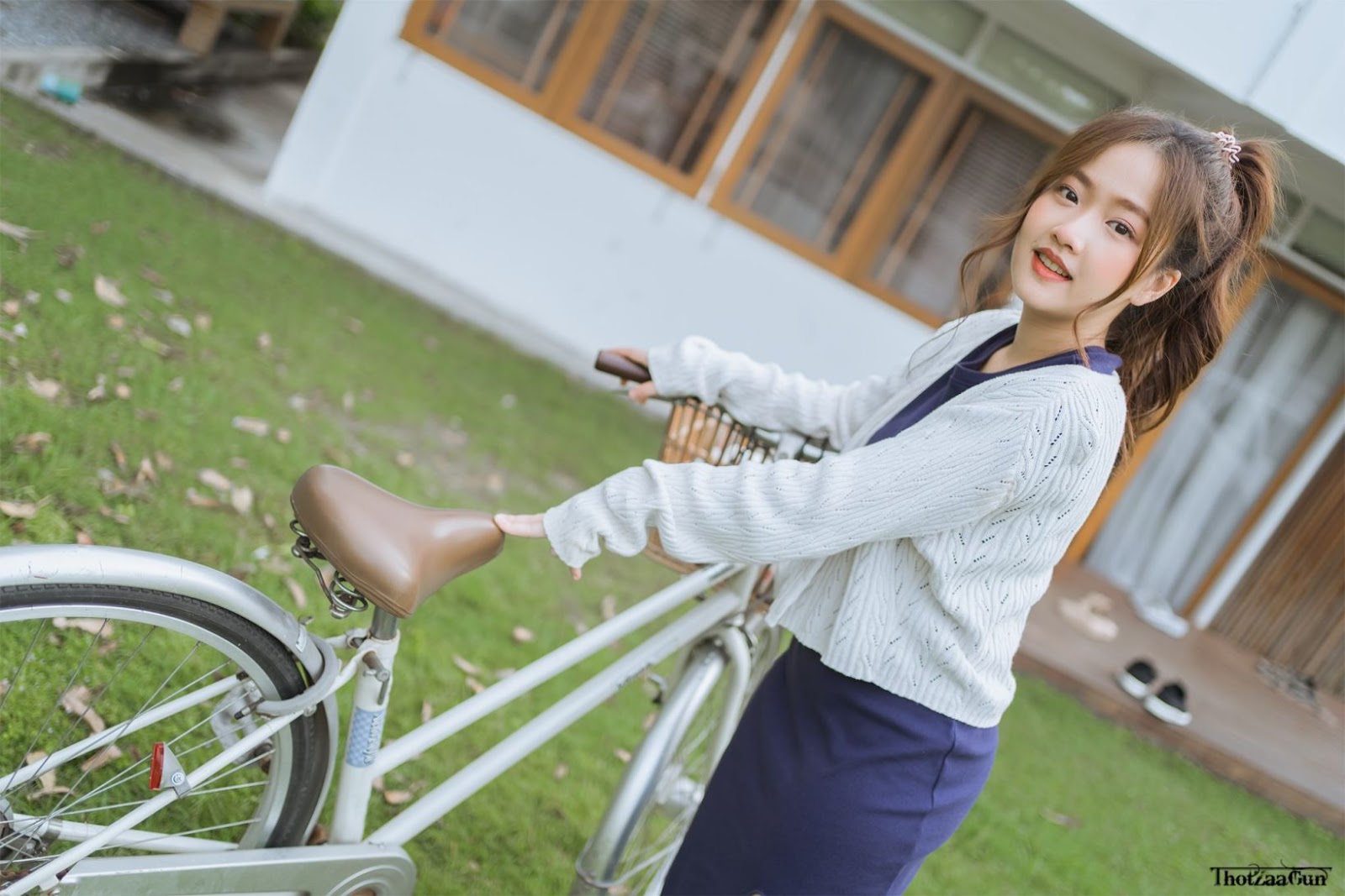 Cutest Thailand model - Kamonravee Korsampan (Aueyauey เอ๋ยเอ้ย) - How to drive a bike - TruePic.net