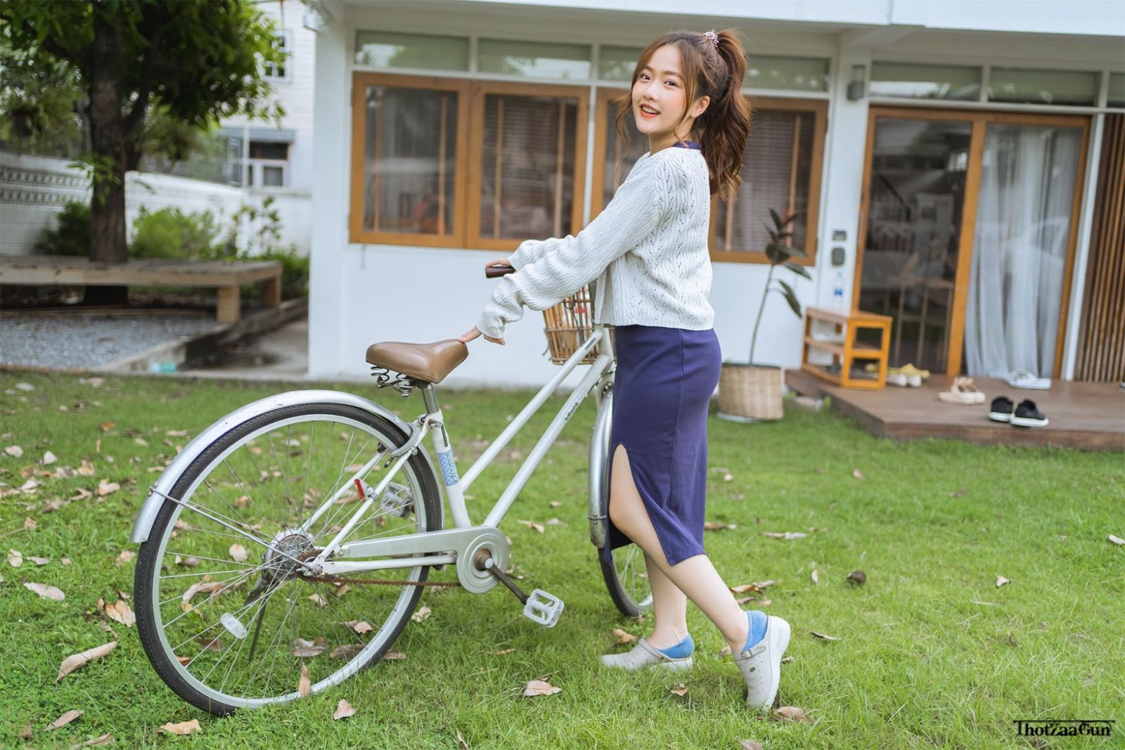 Cutest Thailand model - Kamonravee Korsampan (Aueyauey เอ๋ยเอ้ย) - How to drive a bike - TruePic.net