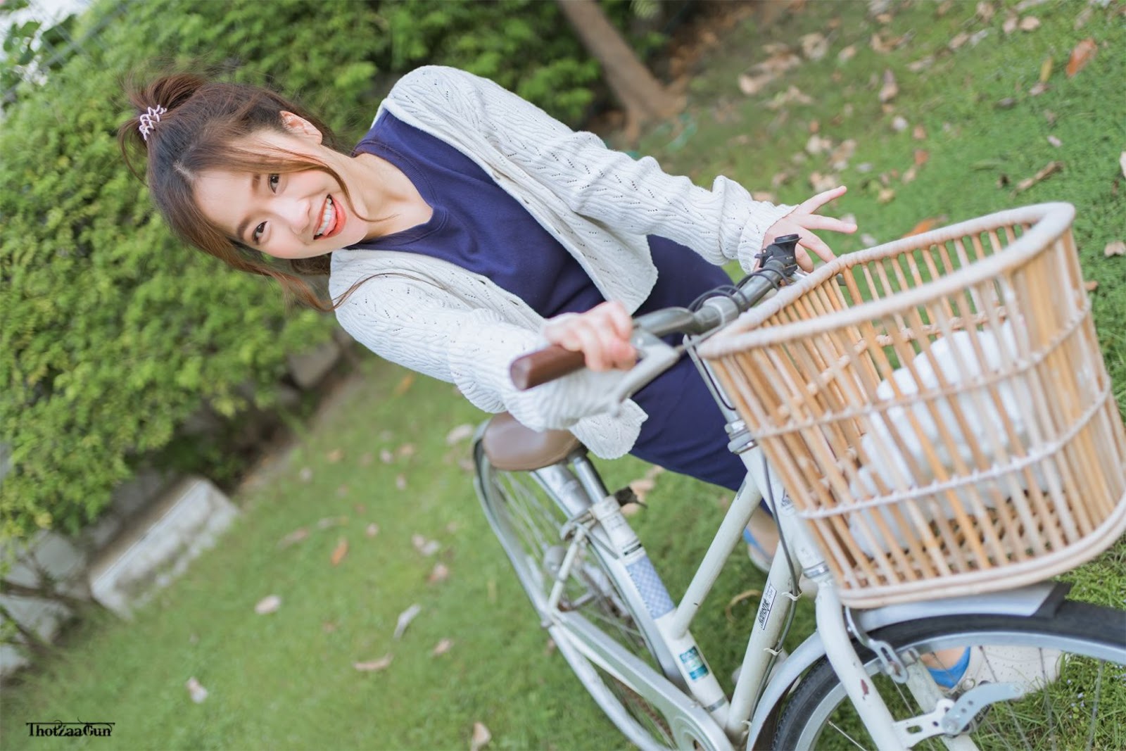 Cutest Thailand model - Kamonravee Korsampan (Aueyauey เอ๋ยเอ้ย) - How to drive a bike - TruePic.net